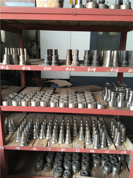 沖孔(kǒng)機模具 沖孔機模具