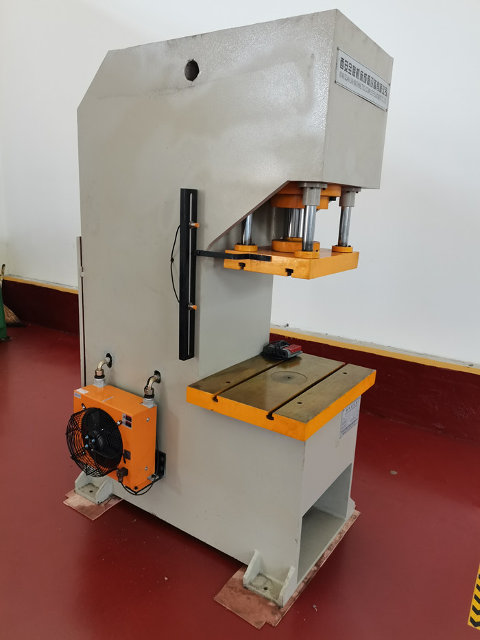 單柱(zhu)液壓機