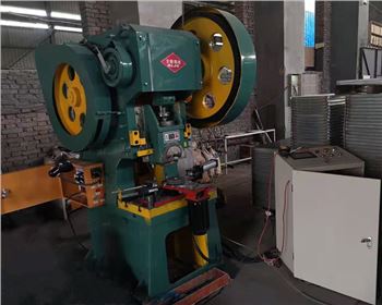 新疆(jiang)法蘭沖孔(kǒng)機