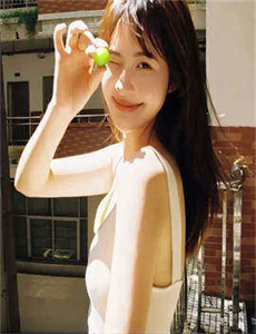 男人手伸进美女内衣揉我胸的视频